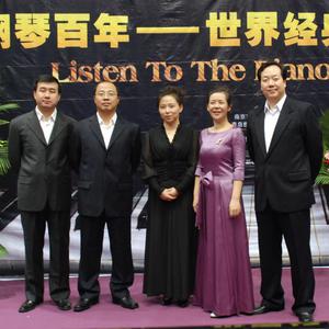 美女老师用丝袜踩我的🐔出精子的照片
